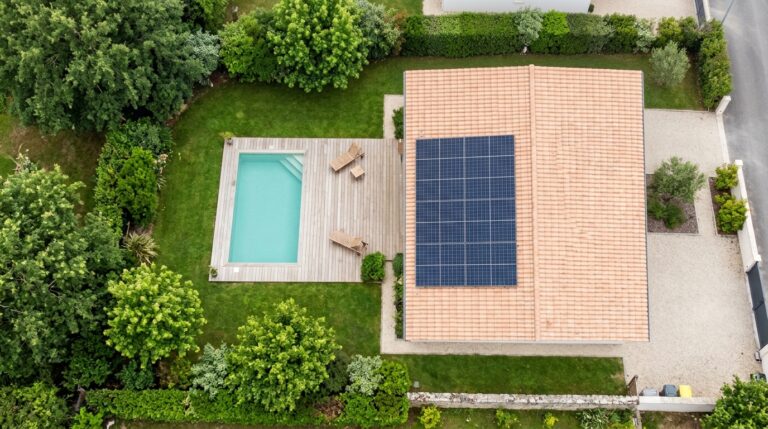 Surplus solaire d'une maison avec piscine en été, vue aérienne d'une toiture photovoltaïque